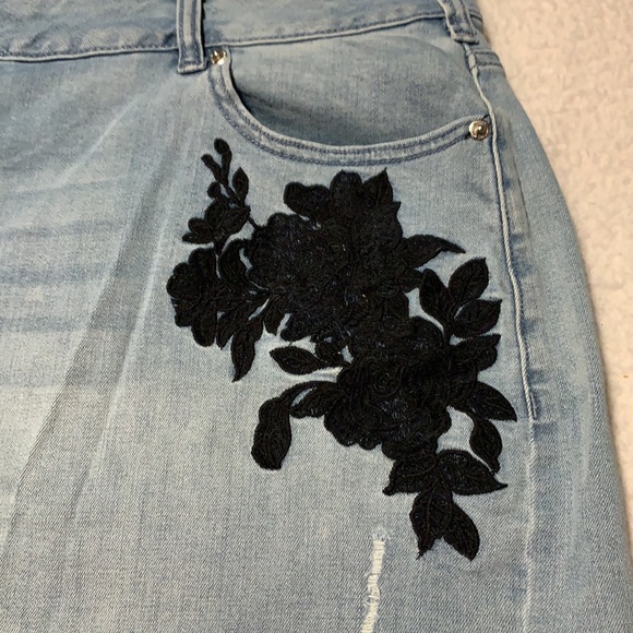 Lane Bryant Denim Girlfriend Shorts, Very Stretchy, NWT’s, Size 24 - Picture 4 of 10